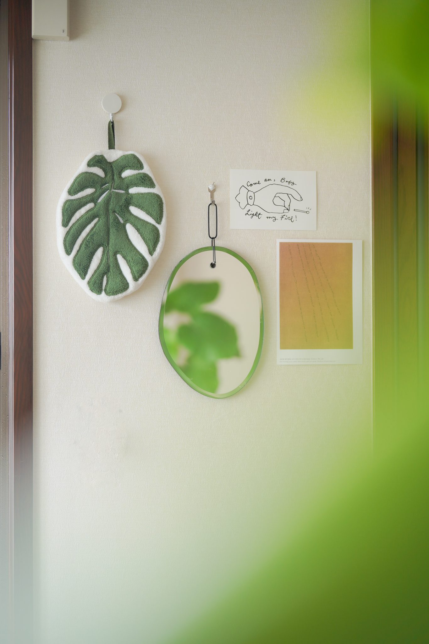 モンステラタオルを壁に飾ったようす